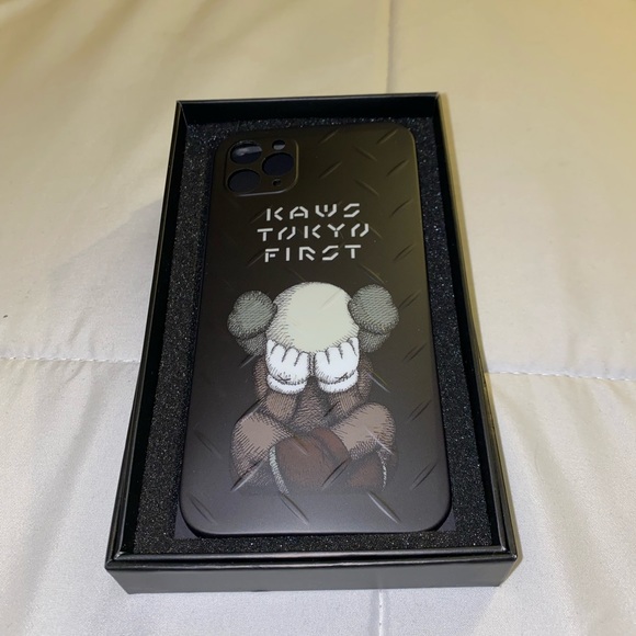 iPhone 11 Pro Max phone case - Picture 2 of 3